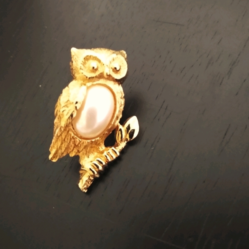 Avon Gold tone with pearl Owl 🦉 pin 🌿 signed